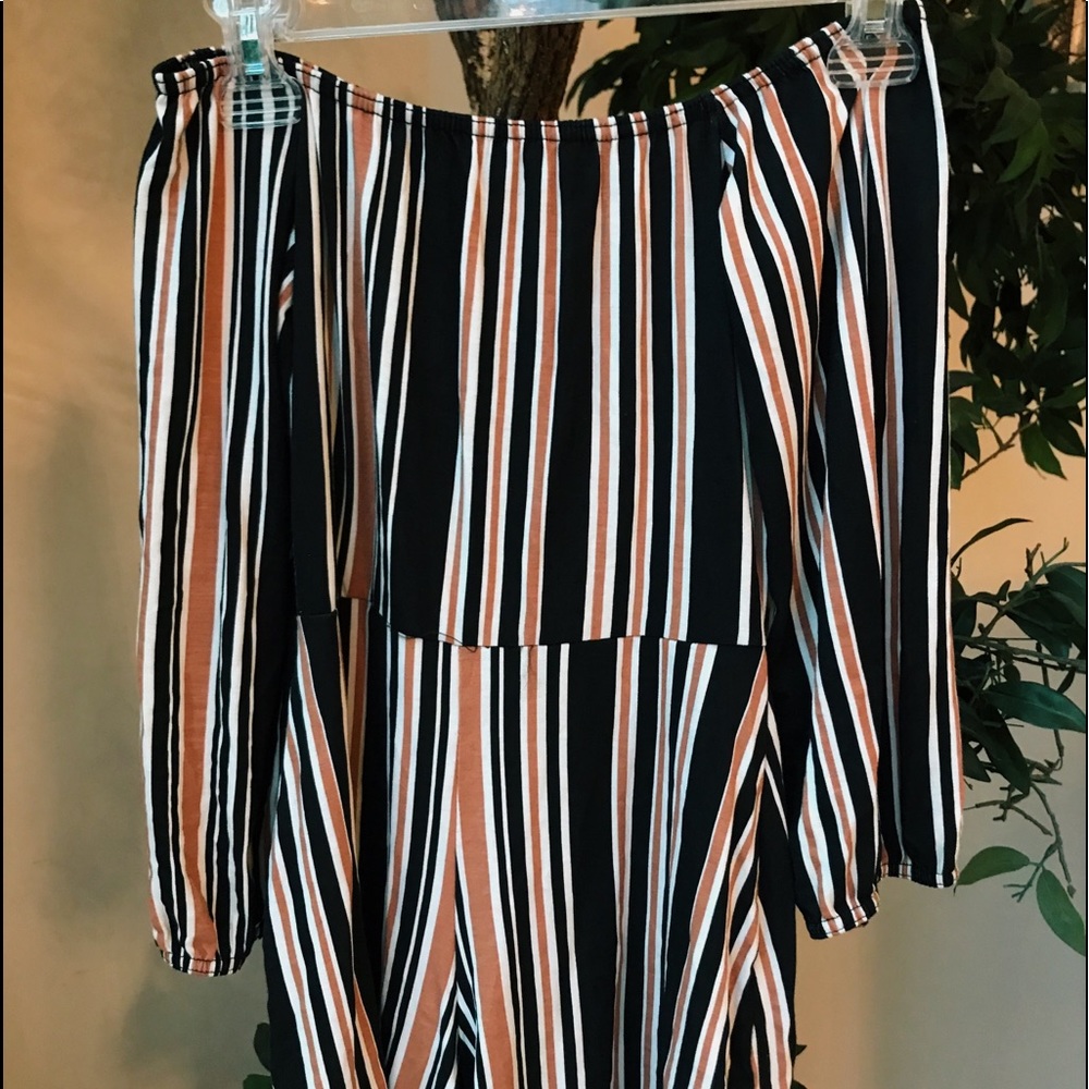 BOOHOO - short off the shoulder romper -sz 4 - NWT